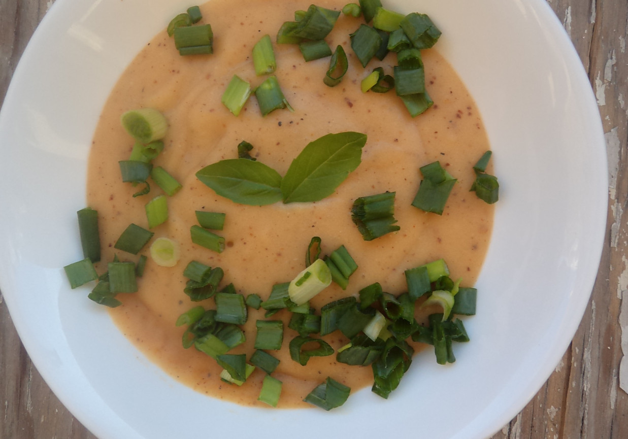 Zupa krem z grochu zaserwowana z cebulka zieloną :) foto
