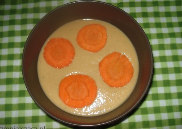 Fotografia przedstawiająca Zupa krem z groszku i marchewki