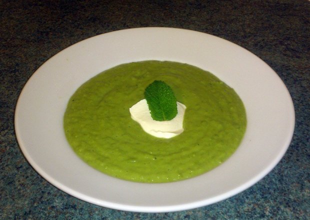 Fotografia przedstawiająca Zupa - krem z groszku zielonego z miętą