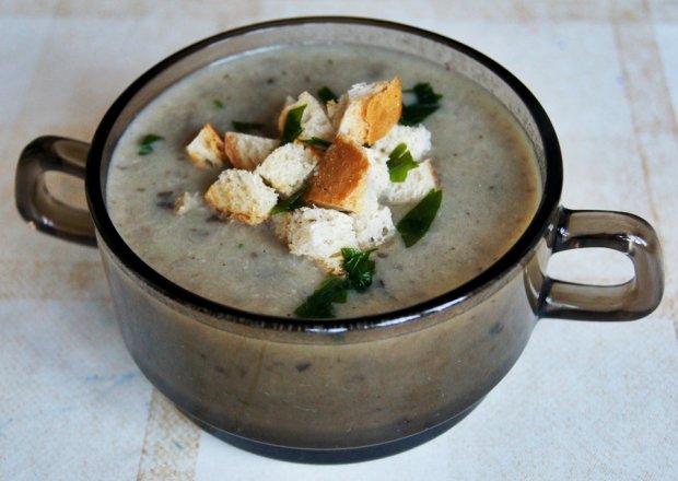 Fotografia przedstawiająca Zupa - krem z grzybów leśnych i cebuli