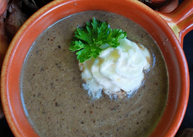 Fotografia przedstawiająca Zupa krem z grzybów leśnych
