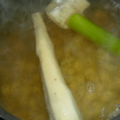 Krok 2 - Zupa-krem z jarmużu z ziemniakami, brokułem i kuskusem foto