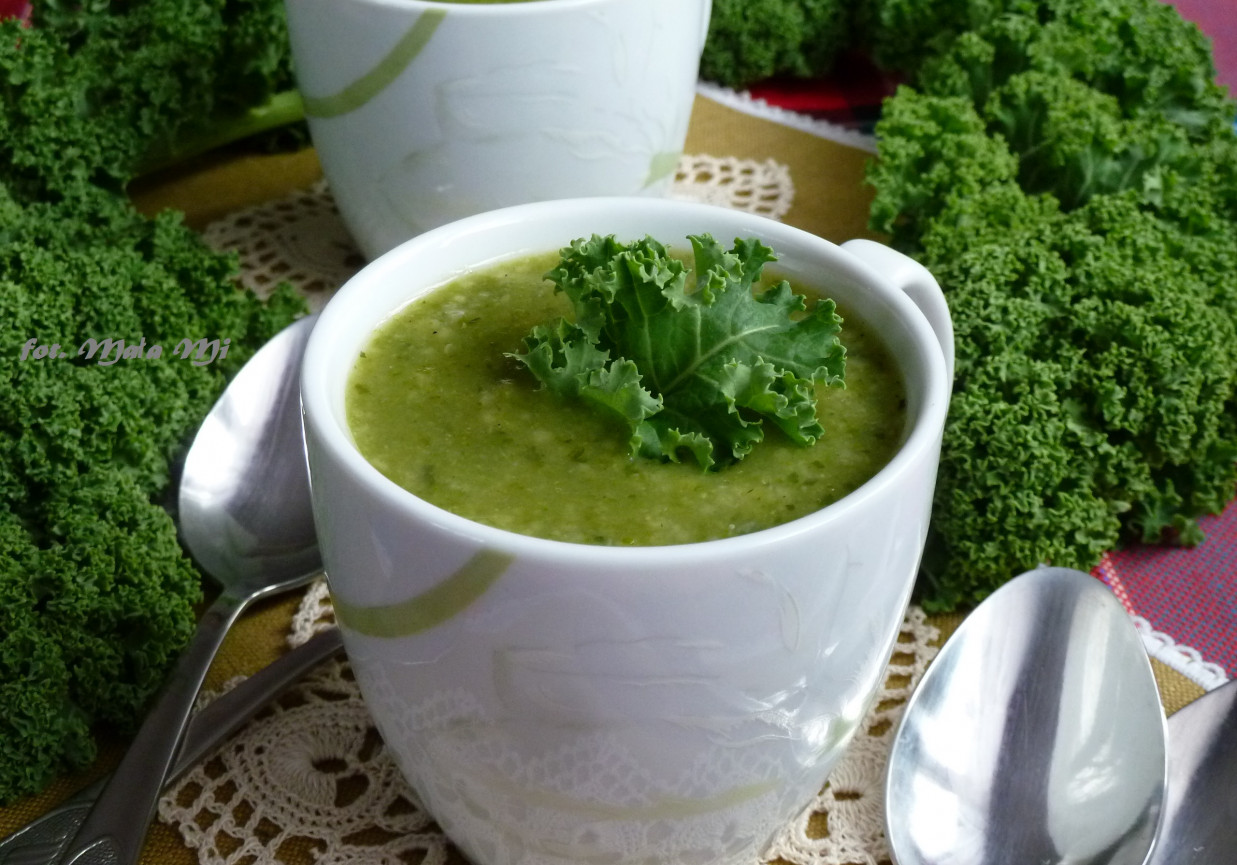 Zupa-krem z jarmużu z ziemniakami, brokułem i kuskusem foto