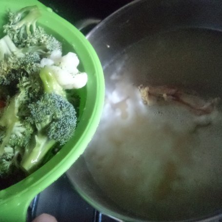 Krok 3 - Zupa krem z kalafiora, brokuła i kaszy jaglanej-zaserwowana ze słonecznikiem :) foto