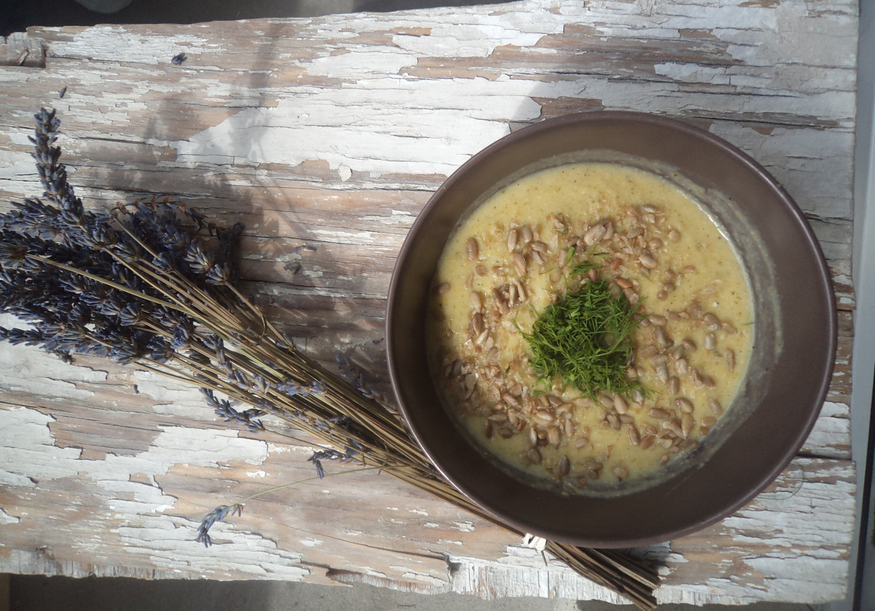 Zupa krem z kalafiora, brokuła i kaszy jaglanej-zaserwowana ze słonecznikiem :) foto