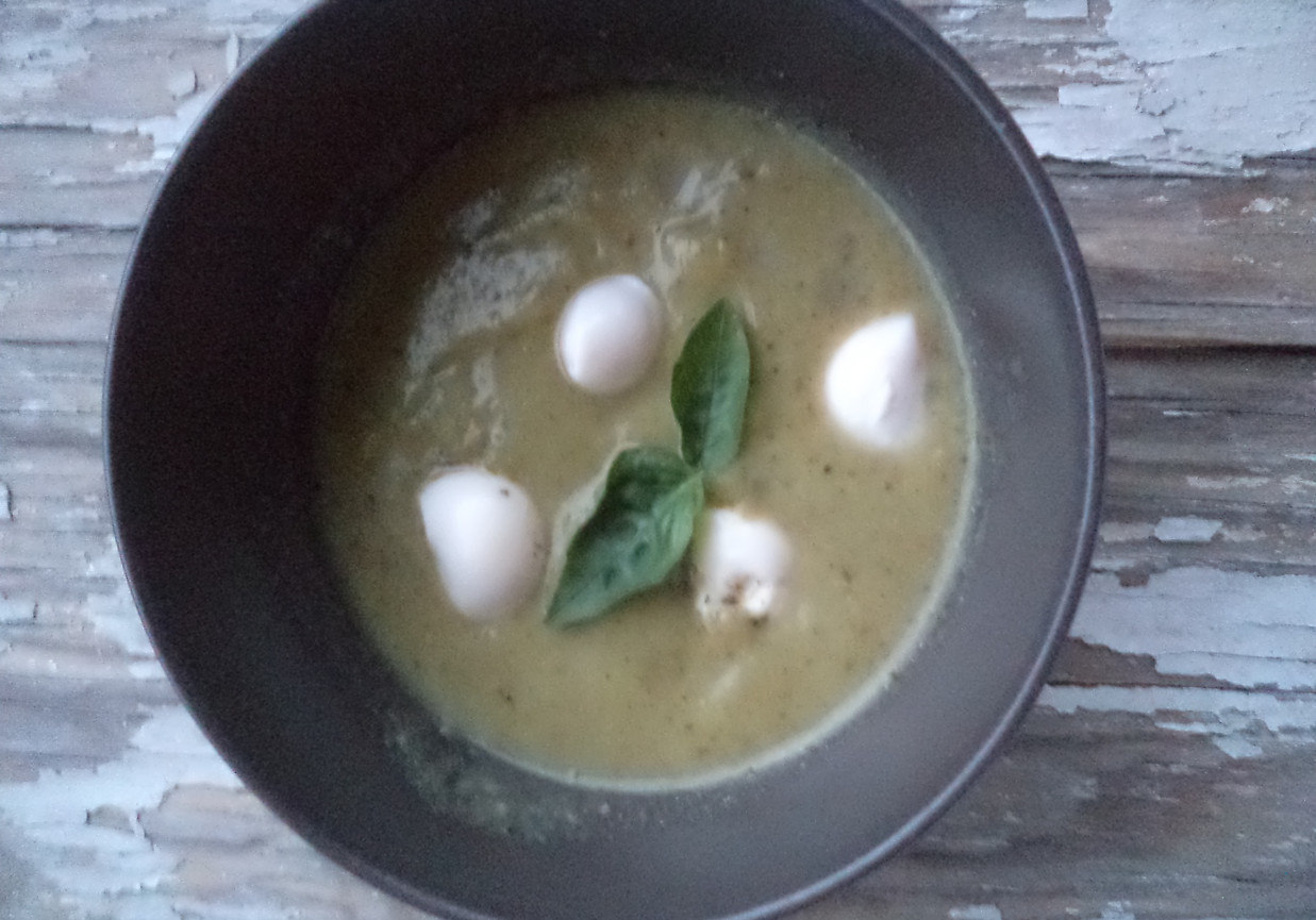 Zupa krem z kalafiora i jarmuzu - zaserwowany z mini Mozzarellą :) foto