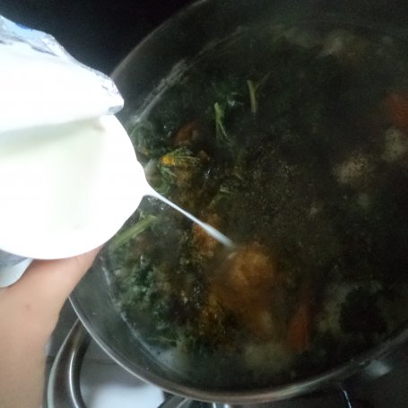 Krok 5 - Zupa krem z kalafiora i jarmuzu - zaserwowany z mini Mozzarellą :) foto