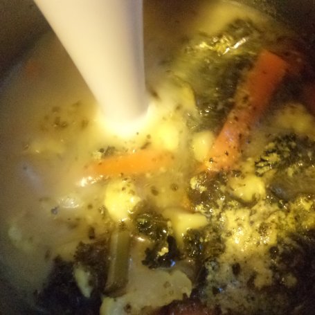 Krok 6 - Zupa krem z kalafiora i jarmuzu - zaserwowany z mini Mozzarellą :) foto