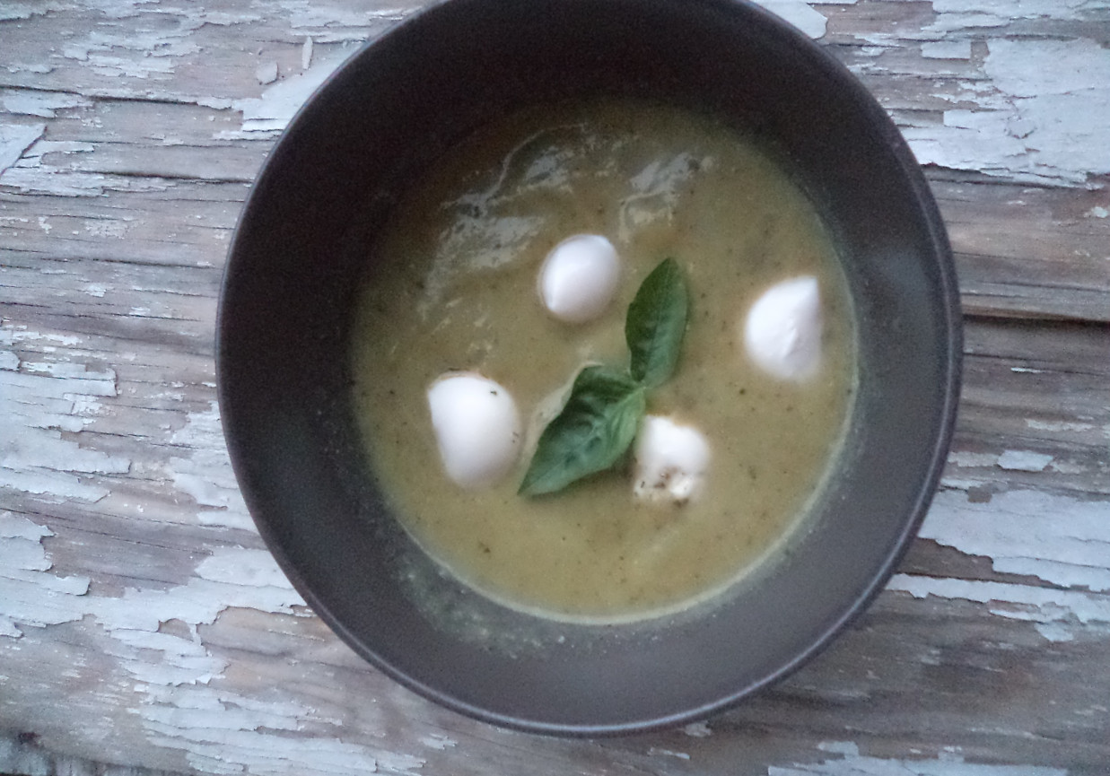 Zupa krem z kalafiora i jarmuzu - zaserwowany z mini Mozzarellą :) foto