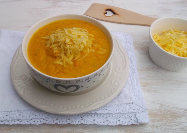 Fotografia przedstawiająca Zupa krem z kalafiora i marchewki z serem żółtym.