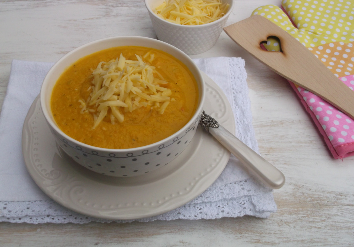 Zupa krem z kalafiora i marchewki z serem żółtym. foto