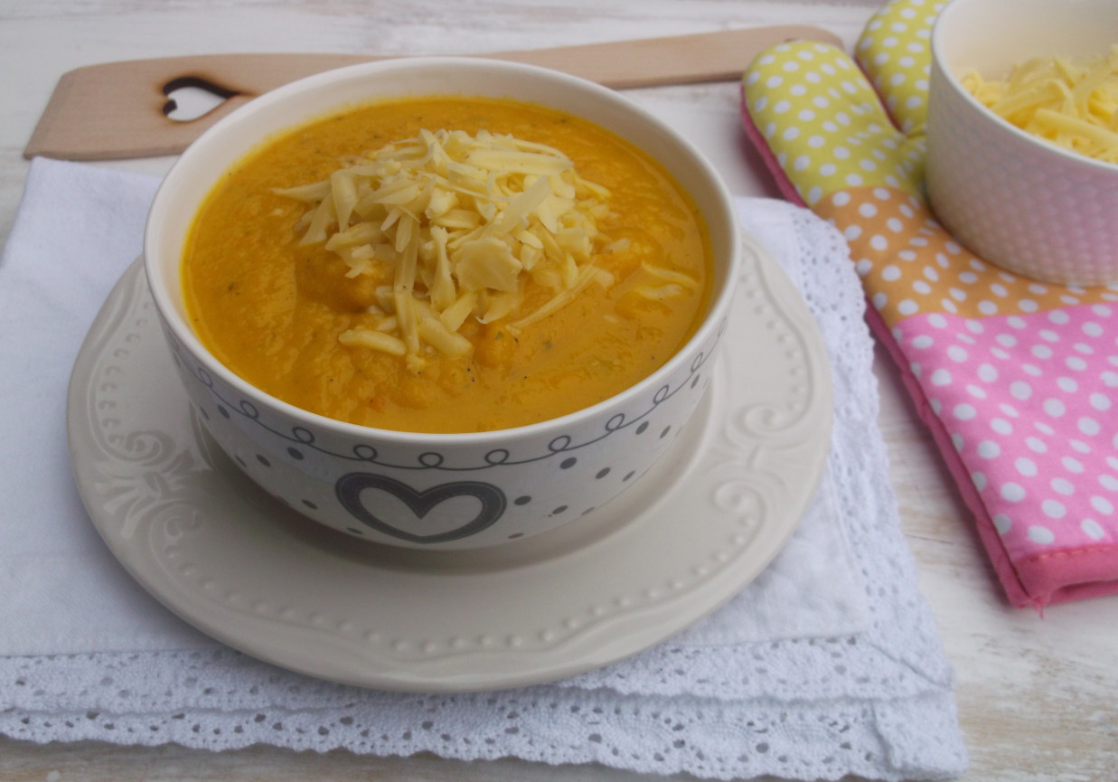 Zupa krem z kalafiora i marchewki z serem żółtym. foto