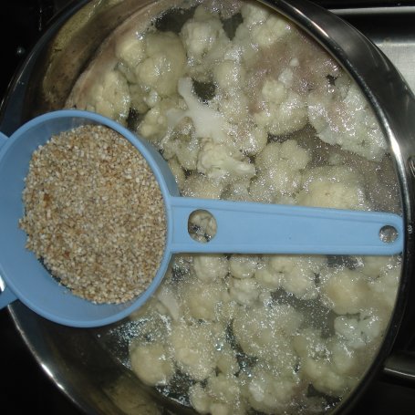 Krok 3 - Zupa krem z kalafiora i papryki..z kiełkami rzodkiewki zaserwowana foto
