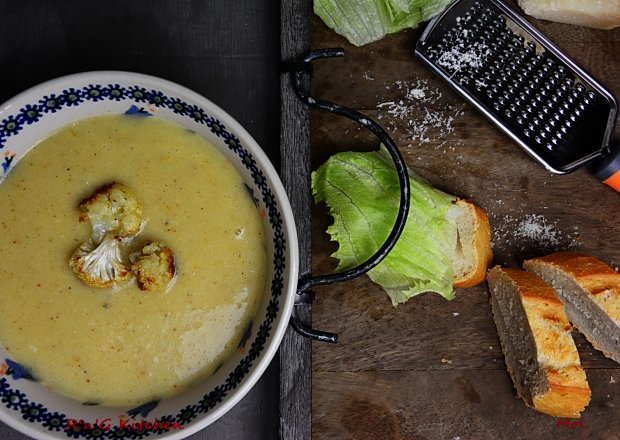 Fotografia przedstawiająca Zupa krem z kalafiora i parmezanu