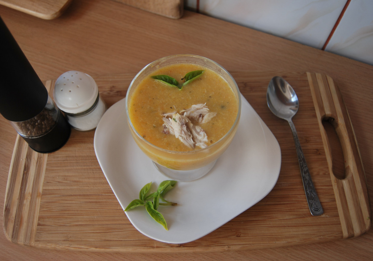Zupa  - krem z kalafiora z kawałkami kurczaka i warzywami foto