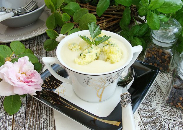 Fotografia przedstawiająca Zupa krem z kalafiora z kluseczkami serowo-czosnkowymi