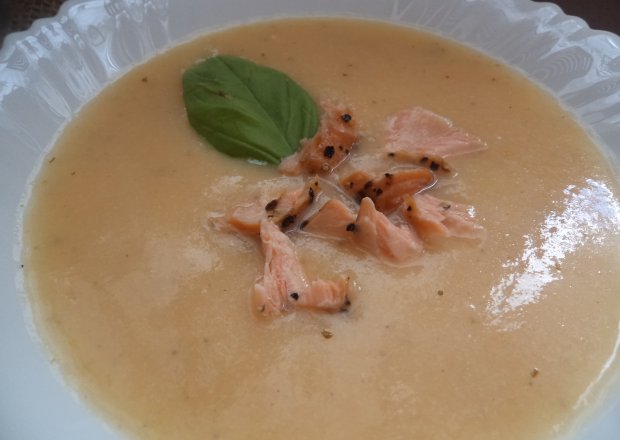 Fotografia przedstawiająca Zupa krem z kalafiora zaserwowana z wędzonym łososiem
