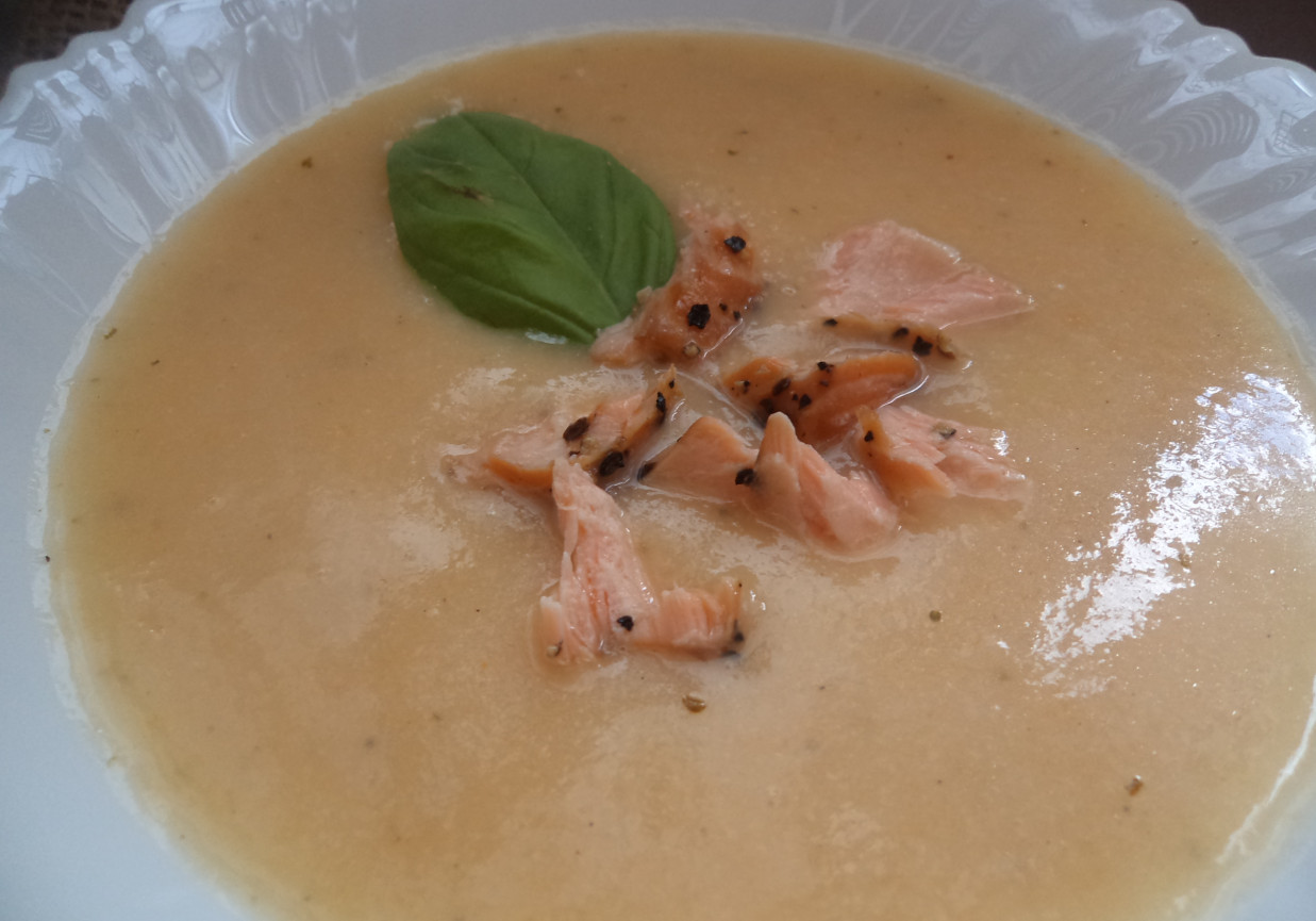 Zupa krem z kalafiora zaserwowana z wędzonym łososiem foto