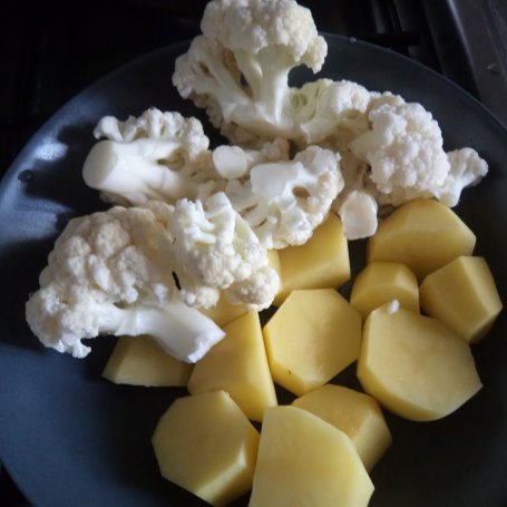 Krok 1 - Zupa krem z kalafiora zaserwowana z wędzonym łososiem foto