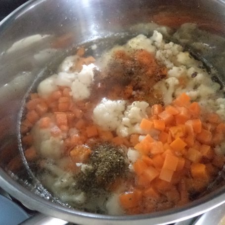 Krok 3 - Zupa krem z kalafiora zaserwowana z wędzonym łososiem foto