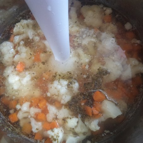 Krok 4 - Zupa krem z kalafiora zaserwowana z wędzonym łososiem foto