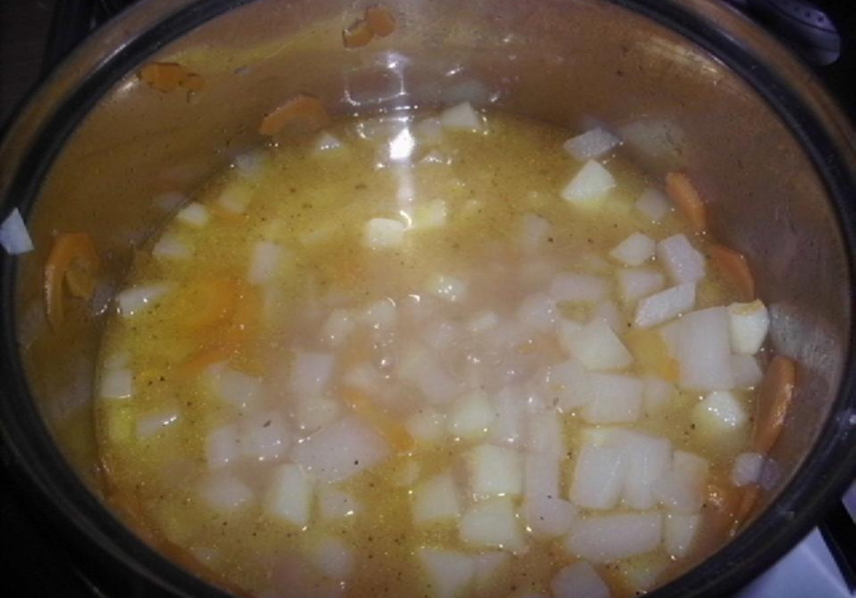 Zupa krem z kalarepą i grzankami foto