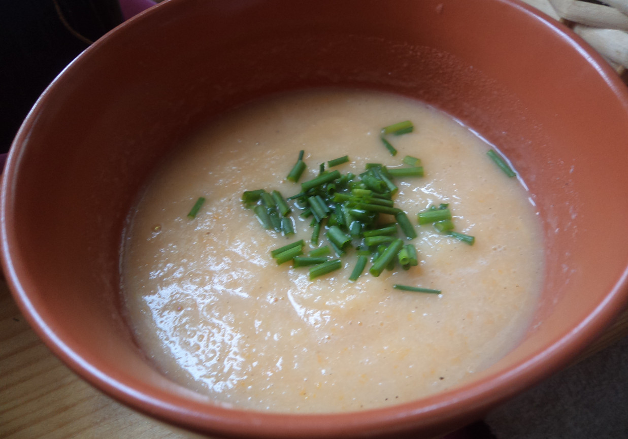 Zupa krem z kalarepy zaserwowana z cebulką zieloną :) foto