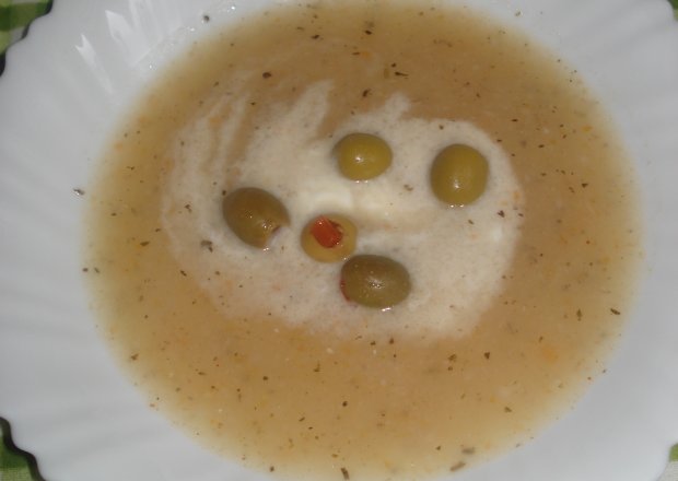 Fotografia przedstawiająca Zupa krem z kalarepy- zaserwowana z oliwkami