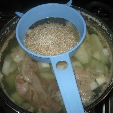 Krok 3 - Zupa krem z kalarepy- zaserwowana z oliwkami foto
