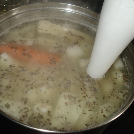 Krok 5 - Zupa krem z kalarepy- zaserwowana z oliwkami foto