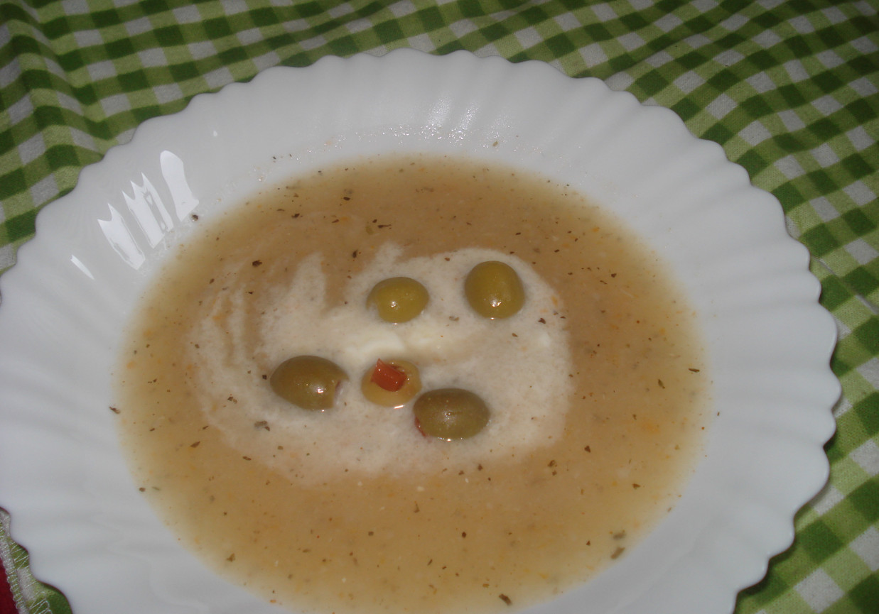 Zupa krem z kalarepy- zaserwowana z oliwkami foto