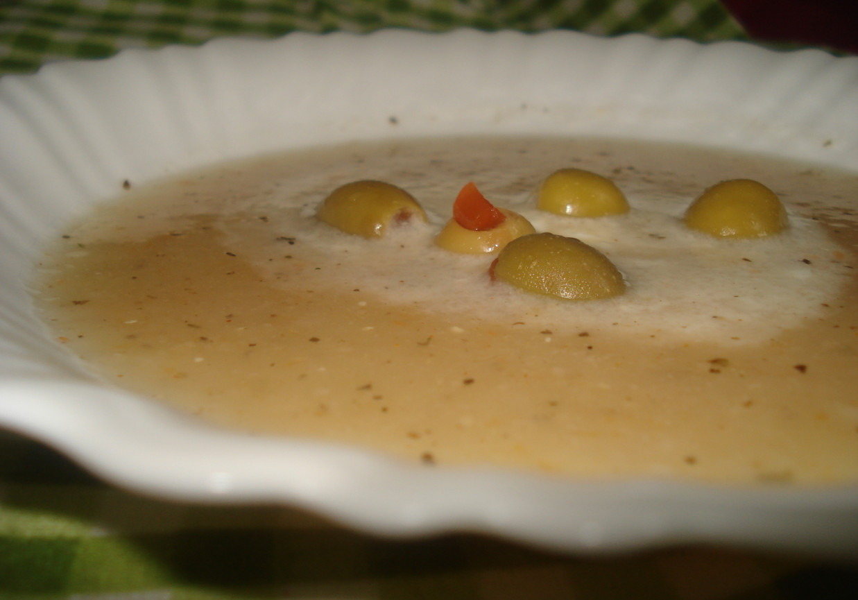 Zupa krem z kalarepy- zaserwowana z oliwkami foto