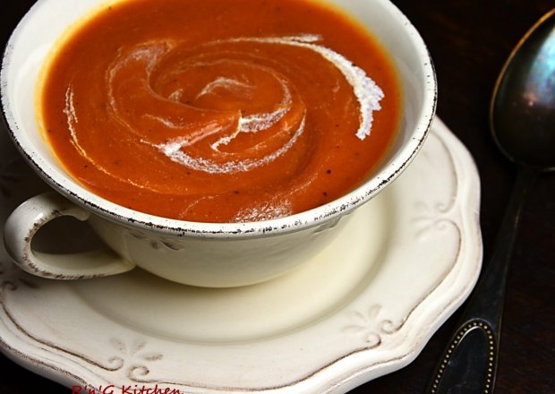 Fotografia przedstawiająca Zupa krem z kapusty i pomidorów
