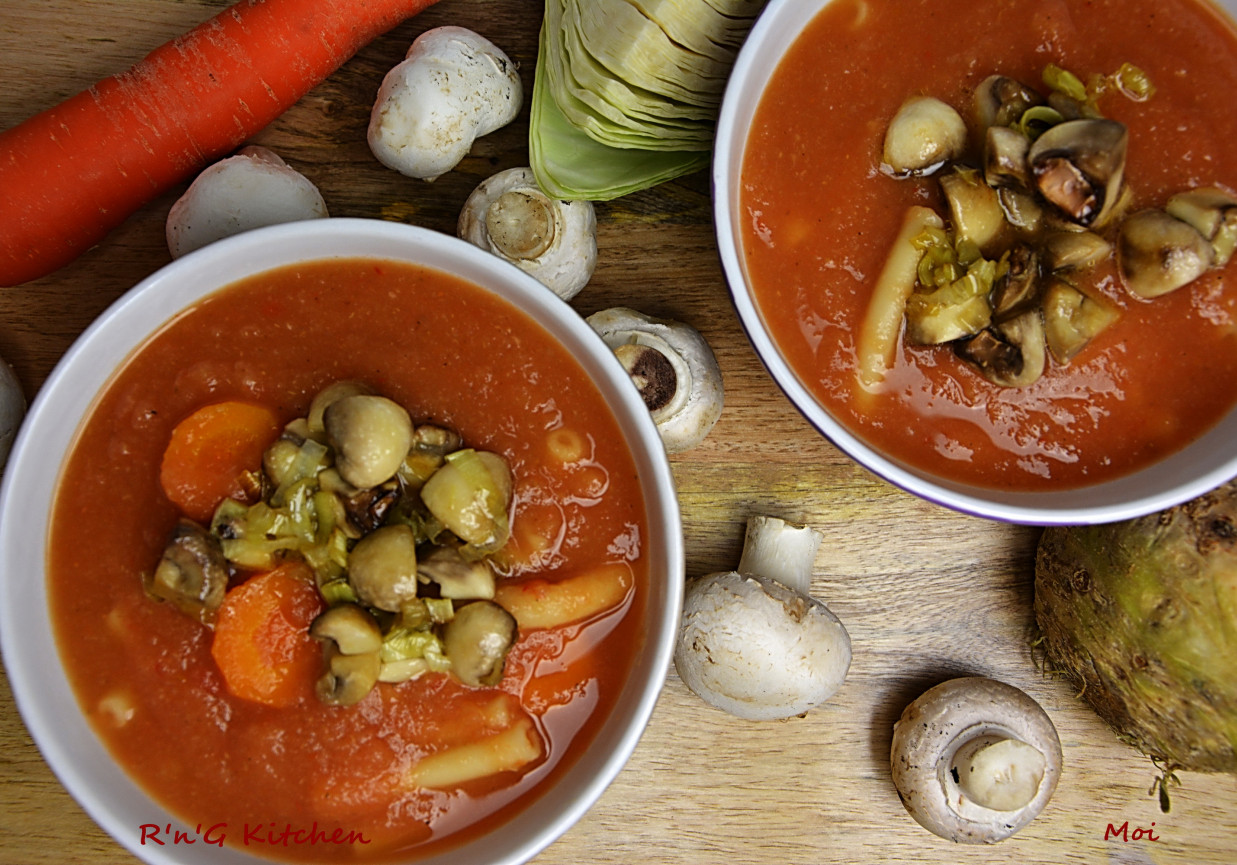 Zupa krem z kapusty i pomidorów  foto