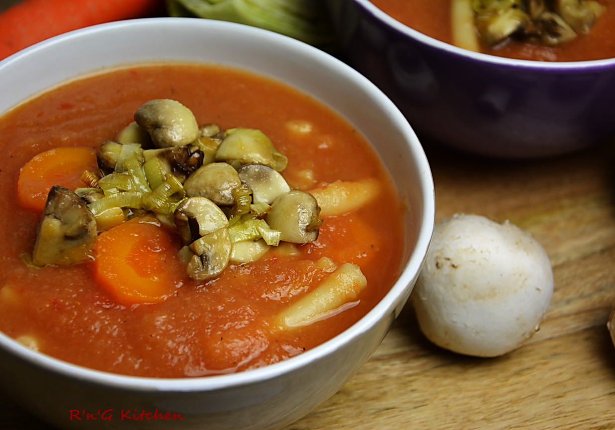 Zupa krem z kapusty i pomidorów  foto