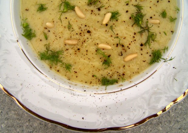 Fotografia przedstawiająca zupa krem z kopru włoskiego, korzenia pietruszki i sera cheddar