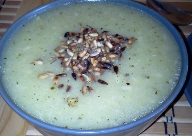Fotografia przedstawiająca Zupa krem z korzenia brokuła