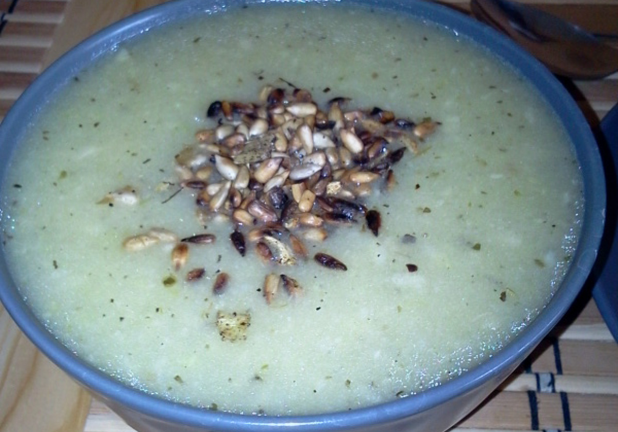 Zupa krem z korzenia brokuła foto