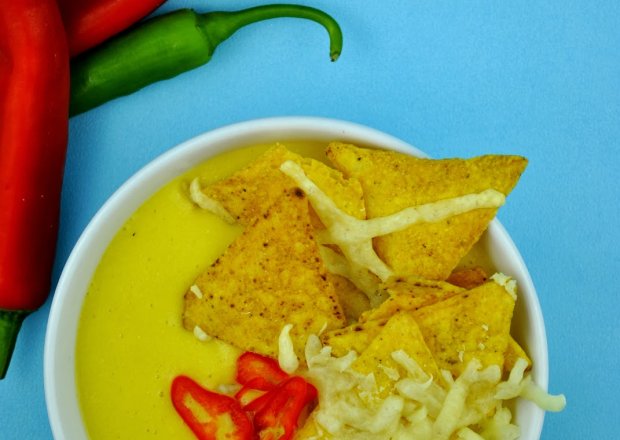 Fotografia przedstawiająca Zupa krem z kukurydzy i nachos