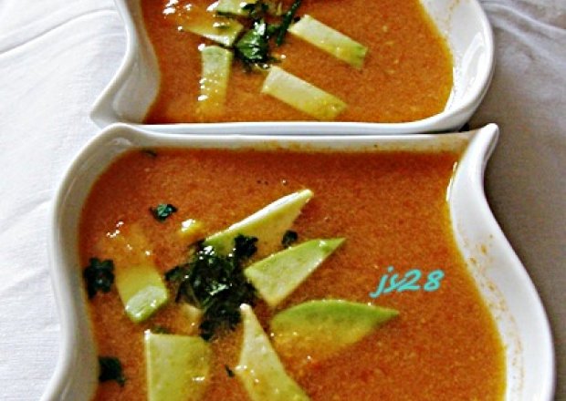 Fotografia przedstawiająca zupa krem z kukurydzy z awokado