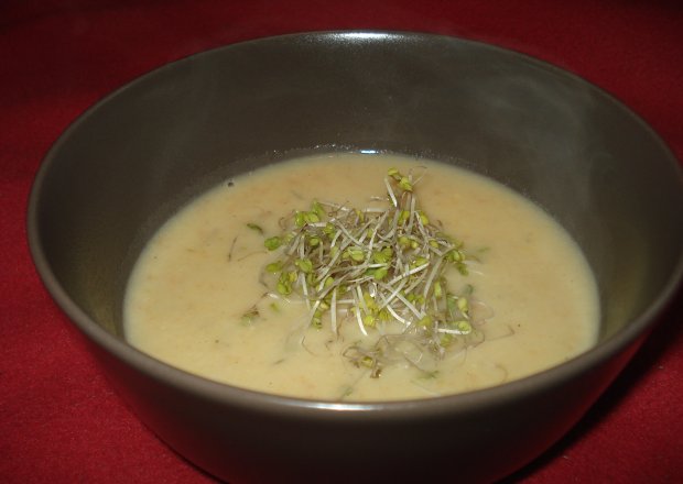 Fotografia przedstawiająca Zupa krem z kukurydzy zaserwowana z kiełkami brokuła :)