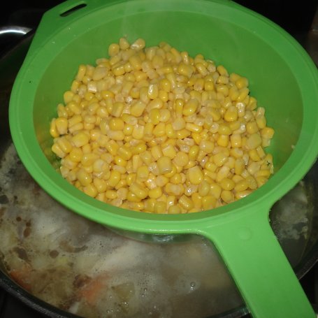 Krok 5 - Zupa krem z kukurydzy zaserwowana z kiełkami brokuła :) foto