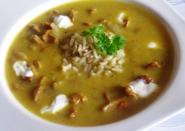 Fotografia przedstawiająca Zupa krem z kurkami i ryżem