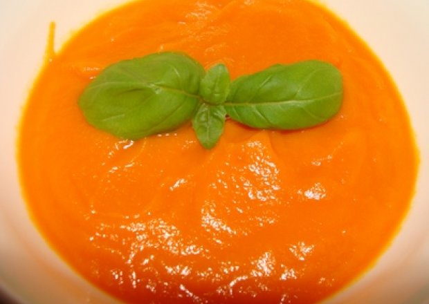 Fotografia przedstawiająca zupa krem z marchewką i chili