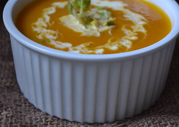 Fotografia przedstawiająca zupa krem z marchewki i batata na bulione drobiowym