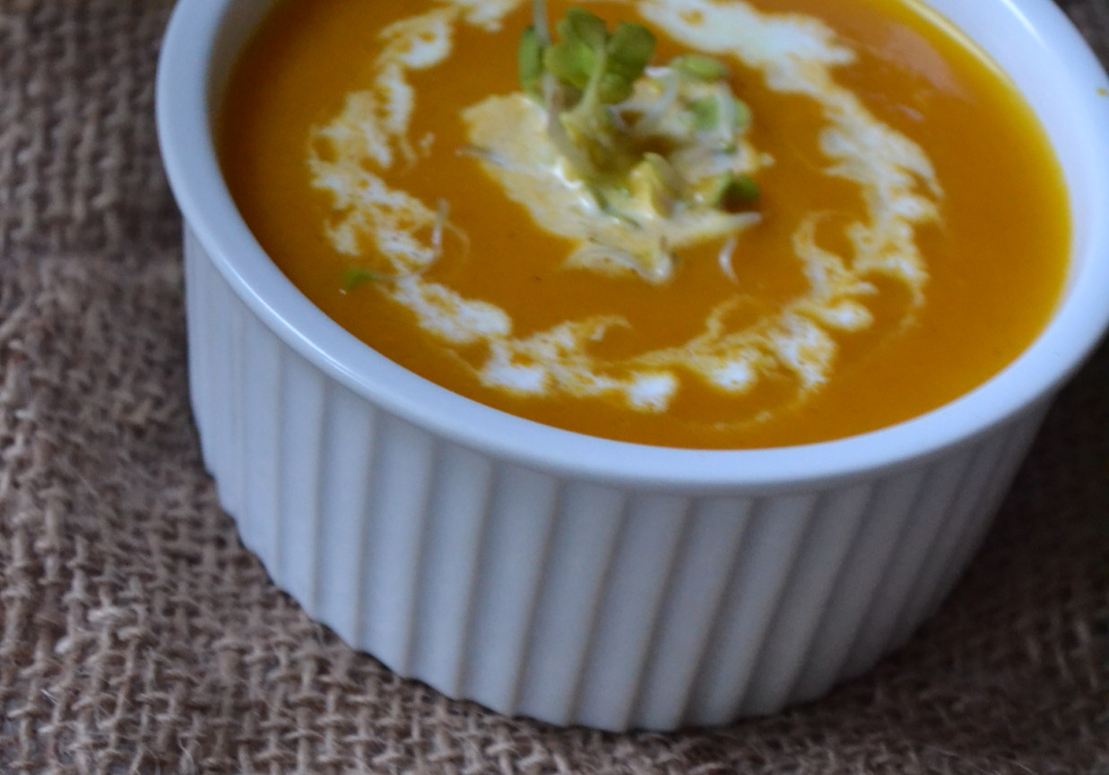 zupa krem z marchewki i batata na bulione drobiowym foto