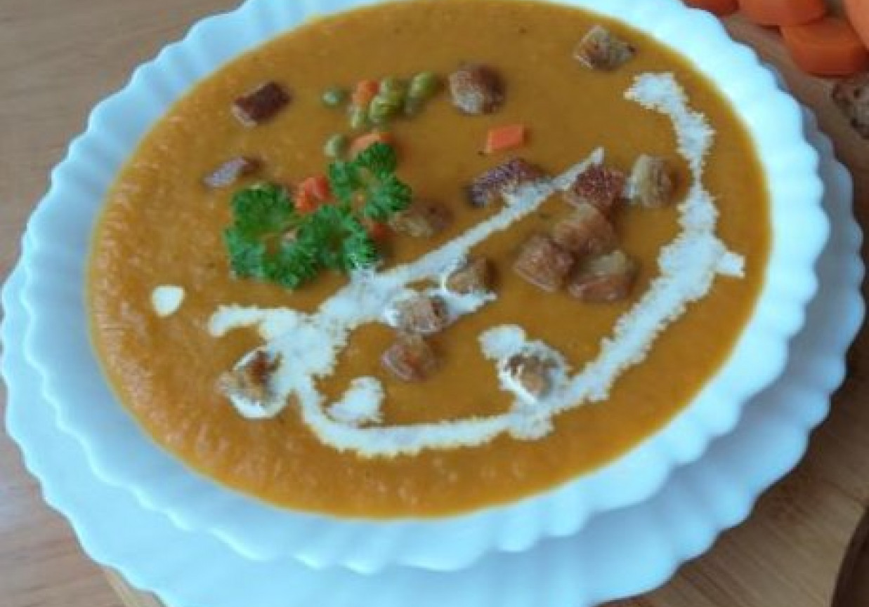 Zupa krem z marchewki i groszku foto