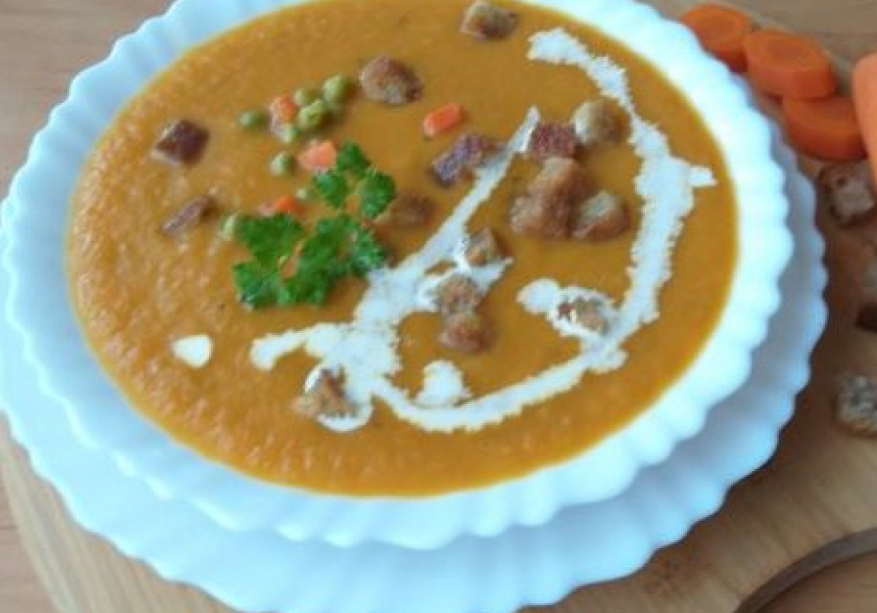 Zupa krem z marchewki i groszku foto