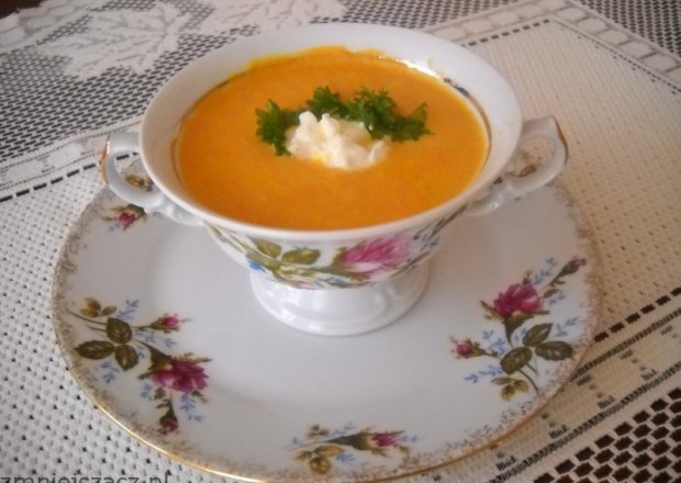 Fotografia przedstawiająca Zupa -  krem z marchewki i pomarańcza.