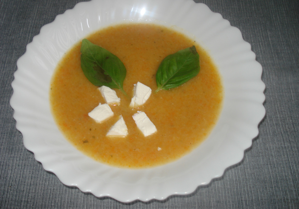 Zupa krem z marchewki podana z fetą i bazylią foto